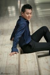 组图：张桐新写真帅气洒脱 显80后熟男文艺范儿