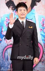 组图：李相烨等宣传新剧 洪秀贤超低胸秀事业线