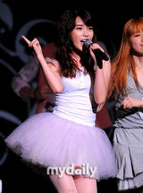 组图：韩歌手IU出道千日粉丝见面会 公主裙可爱俏皮