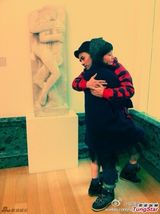 组图：梁汉文脚伤拆线拍MV 发起抱抱运动