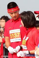 组图：玄彬参加马拉松比赛 众海军出身艺人助阵