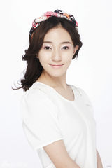 组图：焦俊艳写真上演纯白诱惑  清新笑容温婉可人