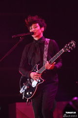 组图：何韵诗开唱剖白爱情观 落泪唱失恋情歌