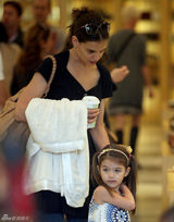 高清组图：可爱苏瑞扎小辫穿花裙和妈妈逛街 