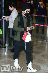 组图：韩团BlockB休闲装亮相机场赴日参加演出