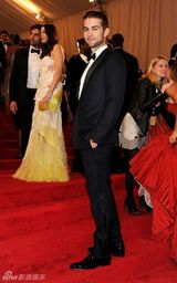 组图：美国时装学院庆典举行 众明星红毯竞艳