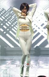 组图：东方神起回归夺首冠 女团成员台上晕倒