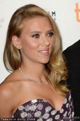 组图：斯嘉丽撑新片秀乳沟 戴大颗鸽子蛋抢眼