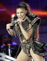 高清图：世界杯官方演唱会上演 夏奇拉热力四射