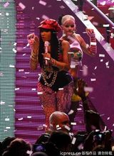 组图：麻辣鸡个唱粉丝强行上台 与保镖激烈扭打