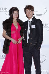 组图：周秀娜助阵香港毛皮时装展性感秀美胸