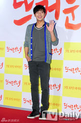 组图：FTIsland朴信惠CNBLUE等捧场李洪基新片