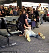 组图：《暮光》狼人演员当众小便 被警察撂倒