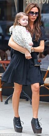 组图：贝嫂与女儿母女装抢镜 小七穿黑色斗篷卖萌