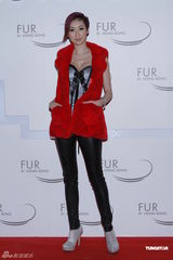 组图：周秀娜助阵香港毛皮时装展性感秀美胸