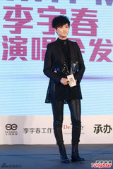 组图：李宇春演唱会造型曝光 透视纱裙魅惑十足