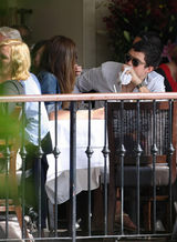 高清组图：布鲁姆船屋享受浪漫午餐 深情望向女友 