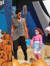 组图：哈莉-贝瑞女儿万圣节妆容诡异 雪白面庞恐怖