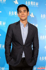 组图：彭于晏《激战》发布会 与张家辉比拼肌肉