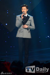 组图：CNBLUE回归《Show Champion》捧奖杯