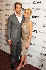 组图：伊丽莎白金色裙装搭档派恩出席新片放映