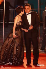 幻灯：香港金像奖颁奖红毯 刘青云夫妇秀恩爱