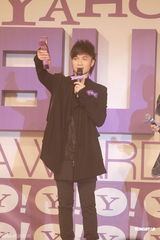 组图：中韩明星齐聚搜寻人气大奖颁奖礼  