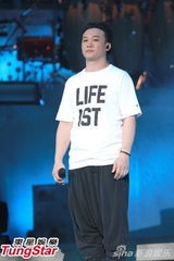 组图：陈奕迅开唱造型似黑山老妖 少说话多唱歌