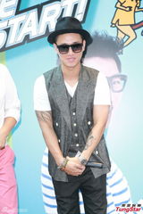 组图：RunningMan四主持香港重现《英雄本色》