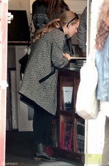 组图：阿曼达-塞弗里德外出散步 表情诡异与狗狗撞脸