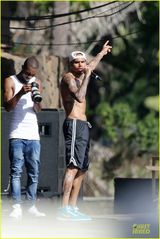 组图：坏小子布朗激情献唱 裸上身秀腹肌纹身