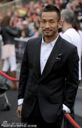 组图：德普短发亮相《海盗4》 佩内洛普似优雅人鱼