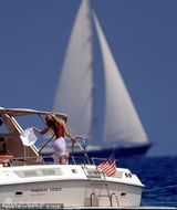 组图：艾薇儿粉红比基尼度假 乘游艇大摆风骚造型