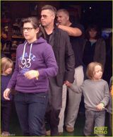 组图：皮特带双胞胎游玩享受亲子时光