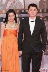 组图：邱氏夫妇牵手甜蜜亮相金像奖红毯