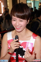 组图：梁咏琪与外籍老公甜蜜亮相 自曝恩爱故事