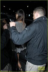 组图：蕾哈娜红唇长发变淑女 深V短裙纹身隐现