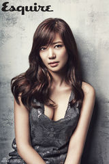 组图：韩星李泰琳爆乳登杂志露香肩蛮腰大腿