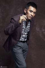 组图：陈龙全新写真揭入行十八年神奇蜕变