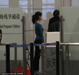 组图：倪妮机场素颜如路人 遭遇脱鞋检查无奈配合