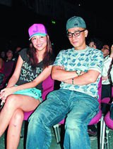 幻灯图：历数陈小春应采儿合影 新婚在即秀恩爱