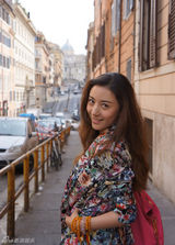 组图：周庭伊欧洲时尚街拍 漫步午后尽享慵懒时光