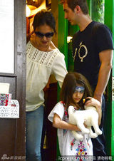 组图：凯蒂带女儿散心 苏瑞民族风装扮怒对镜头