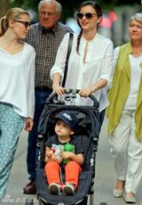 组图：米兰达可儿抱娃玩滑梯荡秋千母爱泛滥