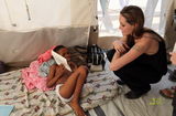 高清组图：安吉丽娜-朱莉探访海地 与受灾儿童聊天