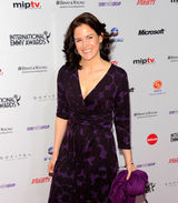 组图：Lady Gaga身着怪异镂空裙助阵国际艾美奖