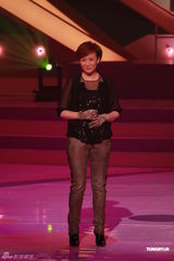 组图：众星为慈善活动献唱 张智霖黄耀明领衔出席