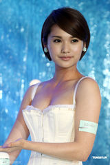 组图：杨丞琳低胸代言破封奶说 露沟大秀身材 