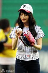 组图：Girls Day成员为棒球赛开球秀玲珑曲线