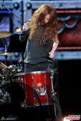 组图：陈绮贞红馆开唱 火红礼服上演女女热吻